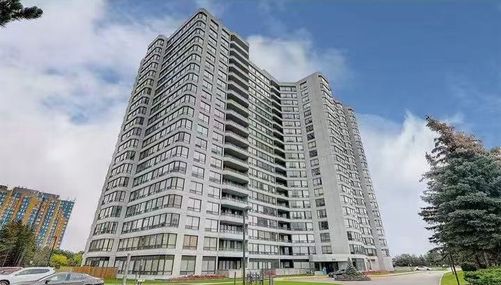 300 Alton Towers Circ 404, Toronto